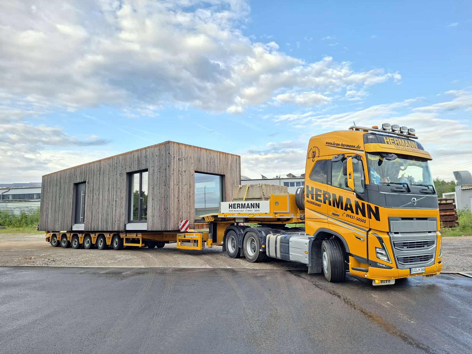 Hermann-Schwertransporter mit Gebäudemodul